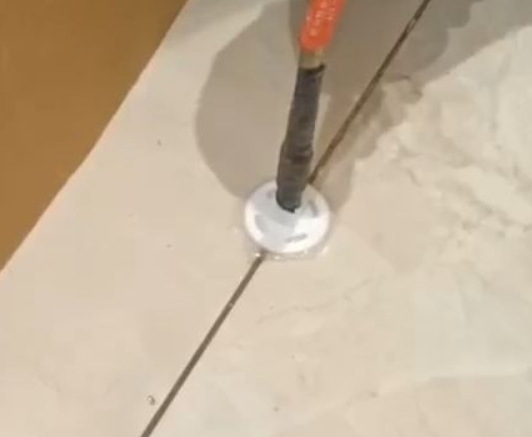 新晃瓷砖空鼓维修公司专业解答瓷砖在铺贴过程中，如果没有涂抹均匀到位的粘结材料（如水泥砂浆或瓷砖胶），可能会导致以下问题