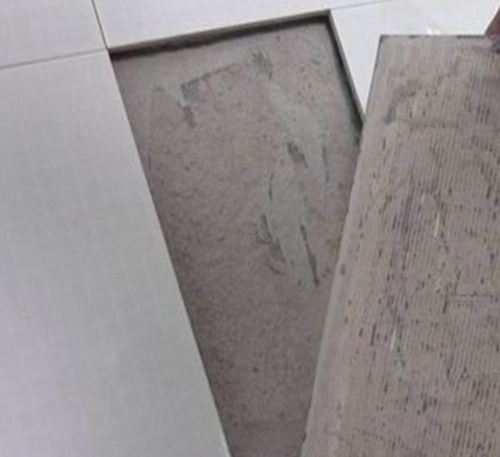 新晃瓷砖空鼓维修公司分享瓷砖铺贴时如果打浆（即涂抹在瓷砖背面和基层上的砂浆或瓷砖胶）过少，会带来以下问题